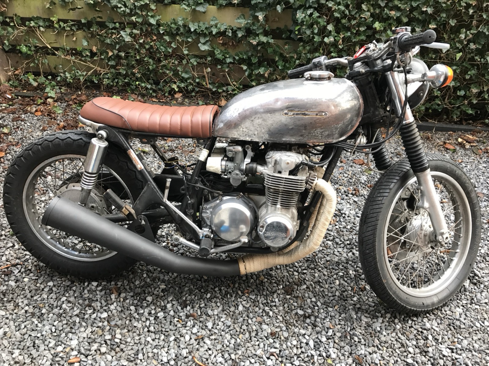 De cafe racer van Maxim, gebouwd van onderdelen uit de hele wereld