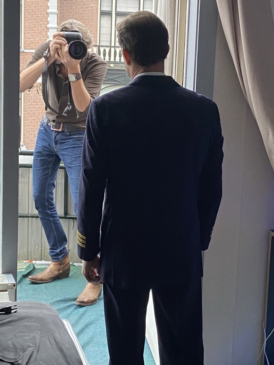 De fotograaf aan het werk tijdens een shoot in Villa Vredestein