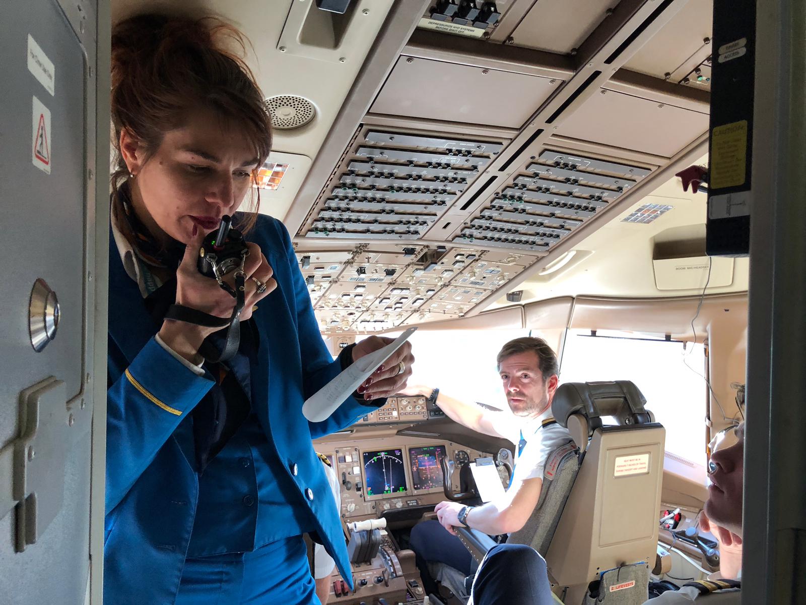 Manon & Maxim aan het werk bij KLM, in de cockpit